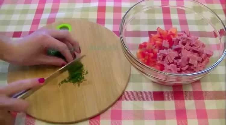 За да направите мини пица на хляб, нарежете зеленина