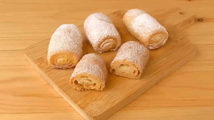 Една проста рецепта за вкусни бисквитки върху заквасена сметана тръби със захар