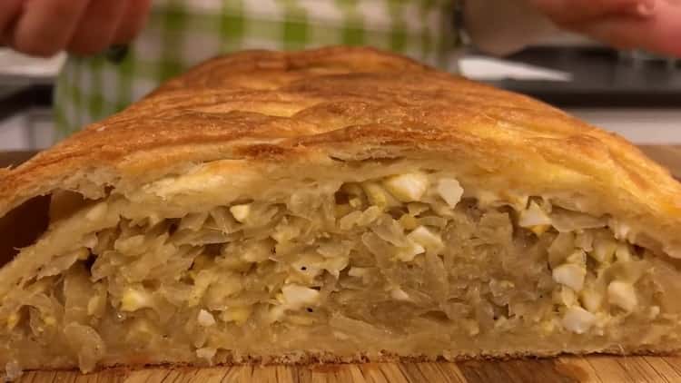Вкусният пай със зеле и яйце във фурната е готов