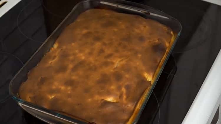 Вкусен пай с извара и ябълки е готов