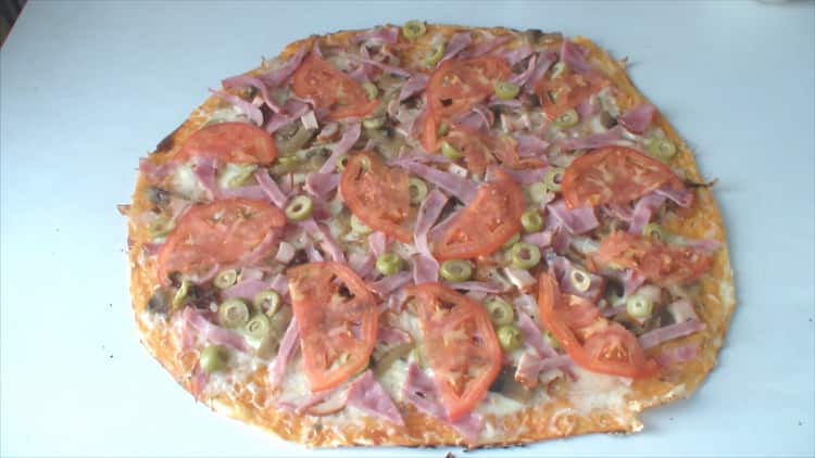 Как да научите как да приготвяте вкусна пица с асорти