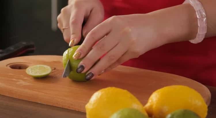 За да направите вкусен чай, нарежете лимона