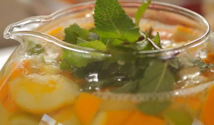 За да направите вкусен чай, залейте всички съставки с вряла вода