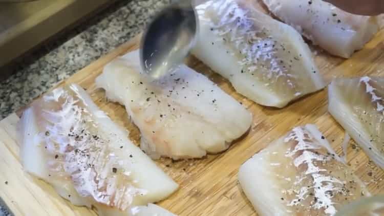 За да приготвите риба на гръцки, пригответе лимонов сок