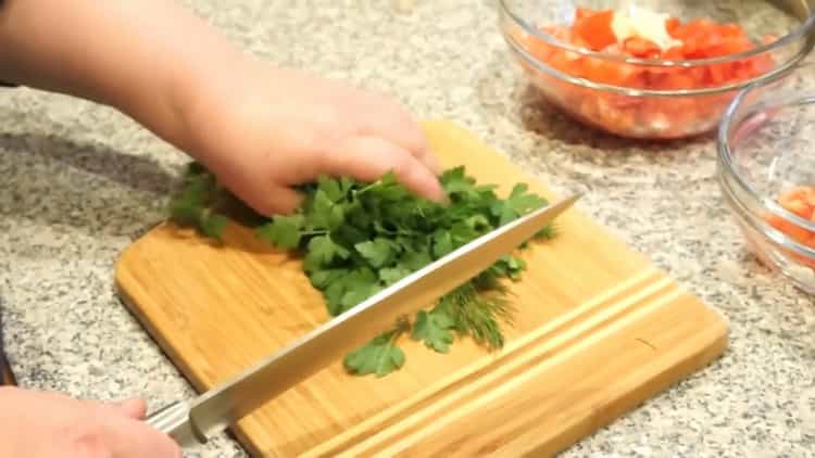 За да готвите риба на гръцки, нарязвайте зелените