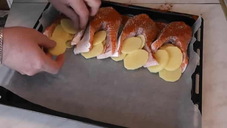 За да готвите сьомга с картофи във фурната, нарежете картофите
