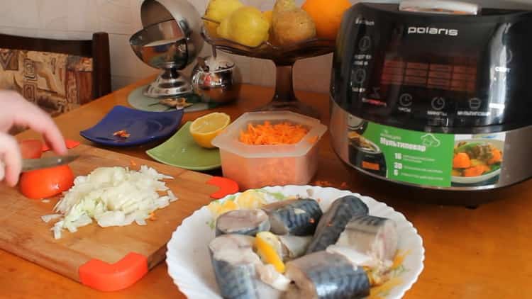 За да готвите скумрия в бавна готварска печка, нарежете доматите