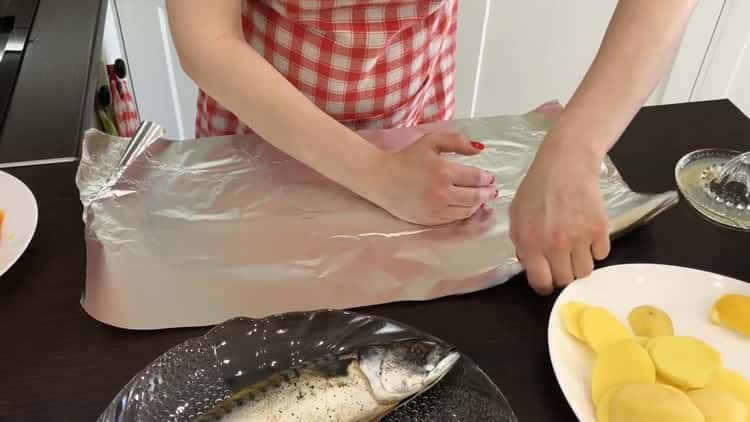 За да направите скумрия във фолио, подгответе фолиото