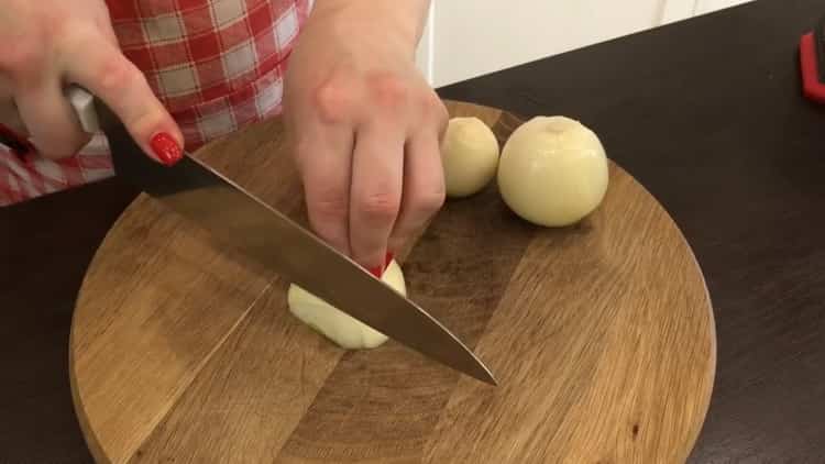 За да готвите скумрия във фолио, нарежете лука