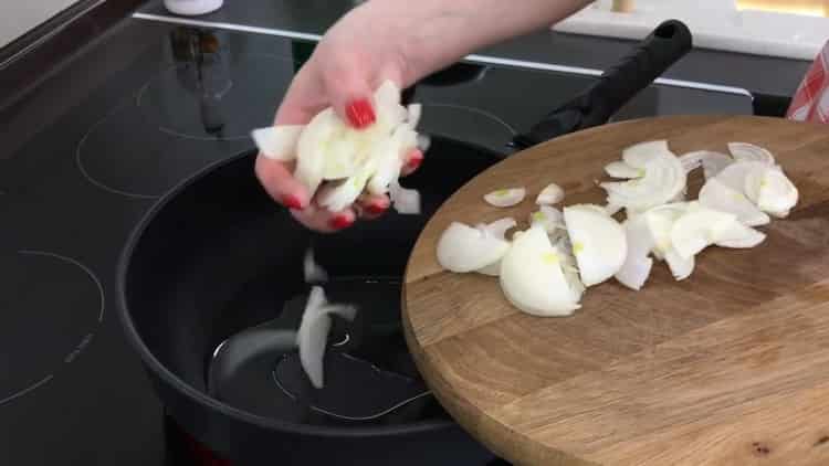 За да готвите скумрия във фолио, запържете лука