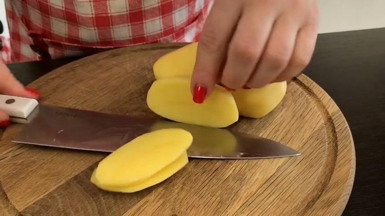 За да готвите скумрия във фолио, нарежете картофите