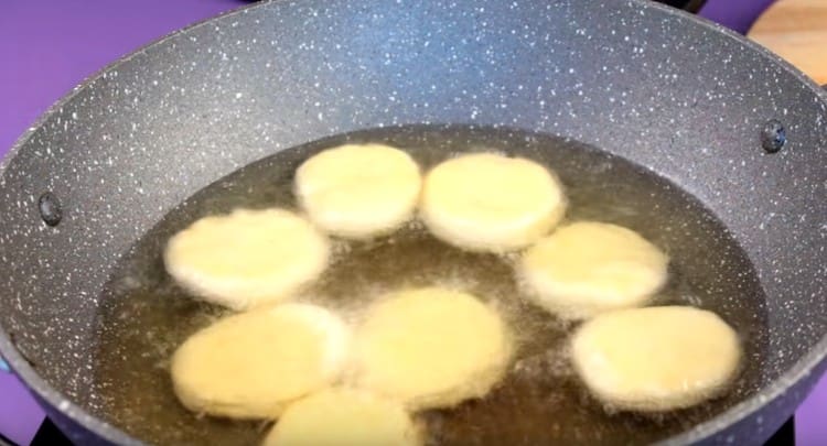 Пържени готови питки в голямо количество растително масло.