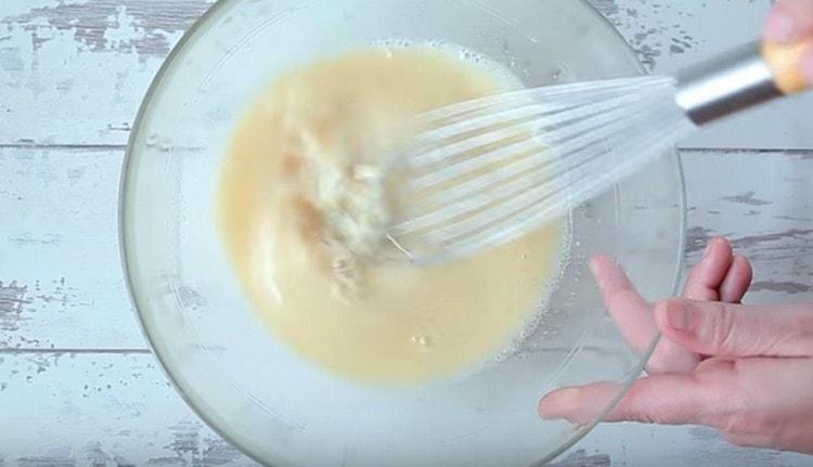 С размахване смесете масата до гладка.