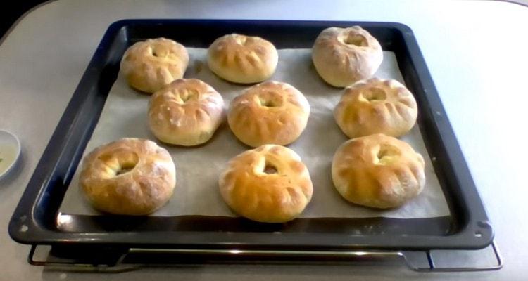 Бялото във фурната се пече бързо от тесто с мая.