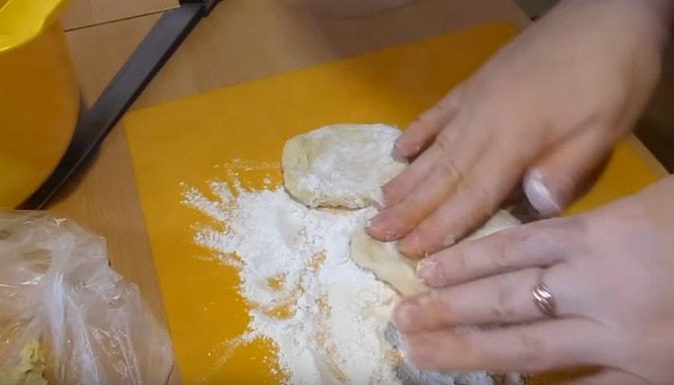От тестото оформяме малки питки.