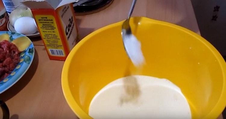 Изсипете кефир в купа, добавете сода към него.