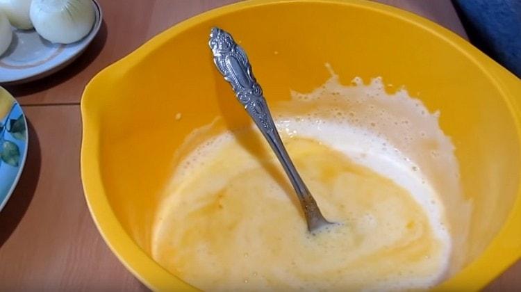 Комбинираме кефир и яйчена маса.