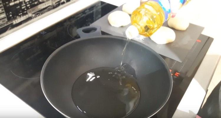 Загряваме растителното масло в тиган.