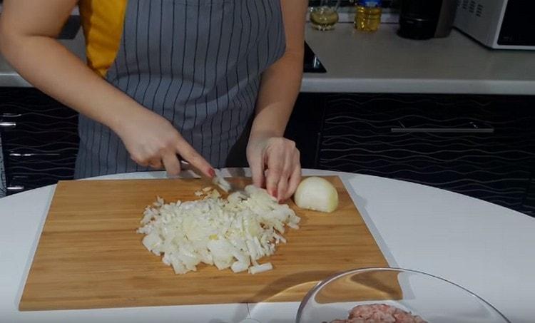 Нарязваме ситно лука за каймата.
