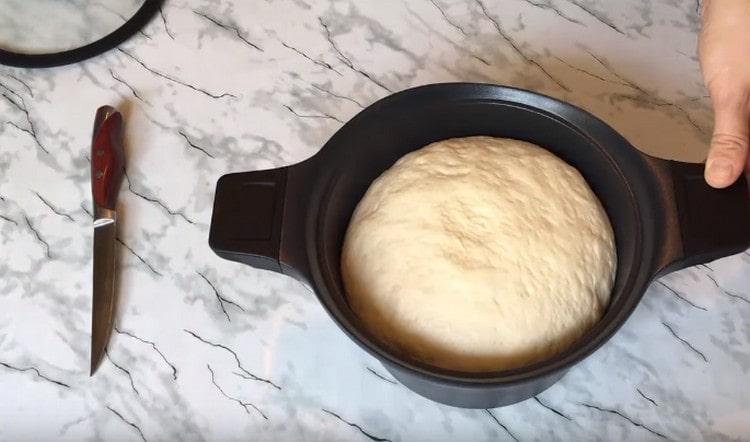 На топло място тестото се издига идеално.