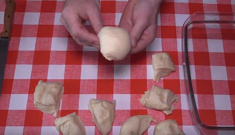 Закръгляме всяко парче тесто, оформяйки кифличка.