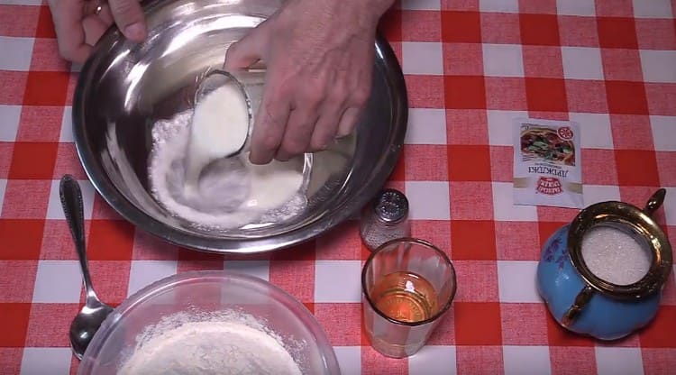 Изсипете топъл кефир в купа.