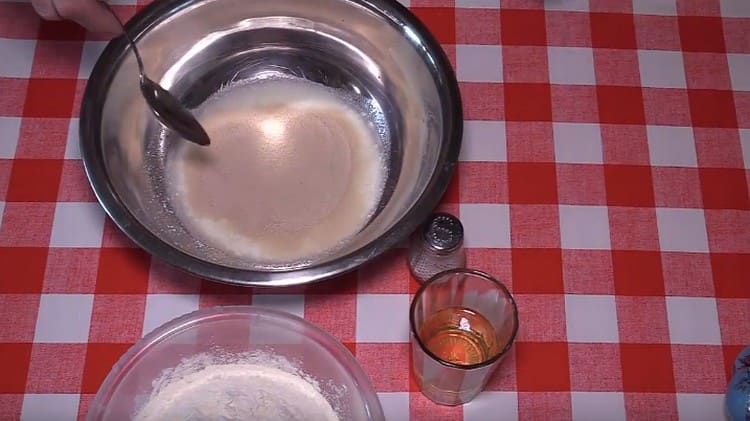 Добавете захар и мая към кефира.