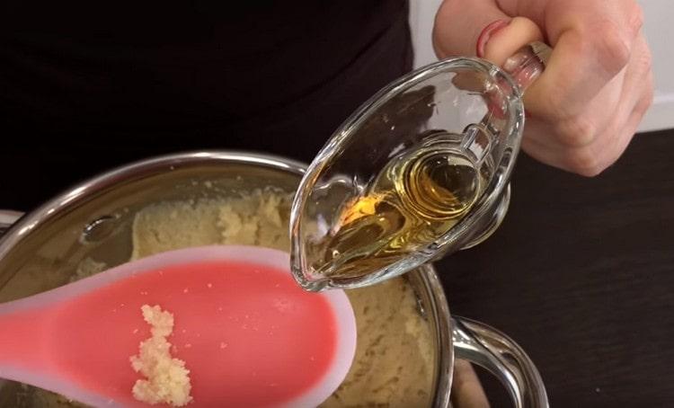 Добавяме и бадемова есенция и ром.