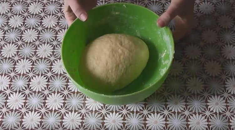 Оставяме готовото тесто на топло място за половин час.