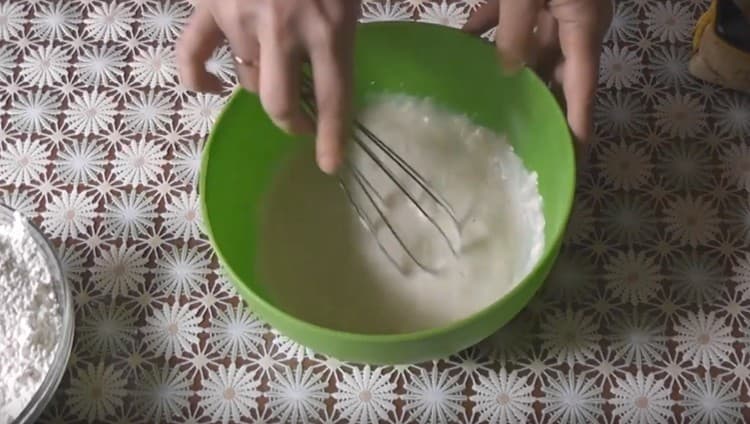 Смесете съставките.
