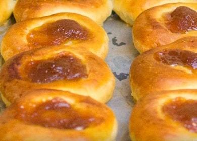Приготвяме вкусни чийзкейки със сладко по стъпка по стъпка рецепта със снимка.