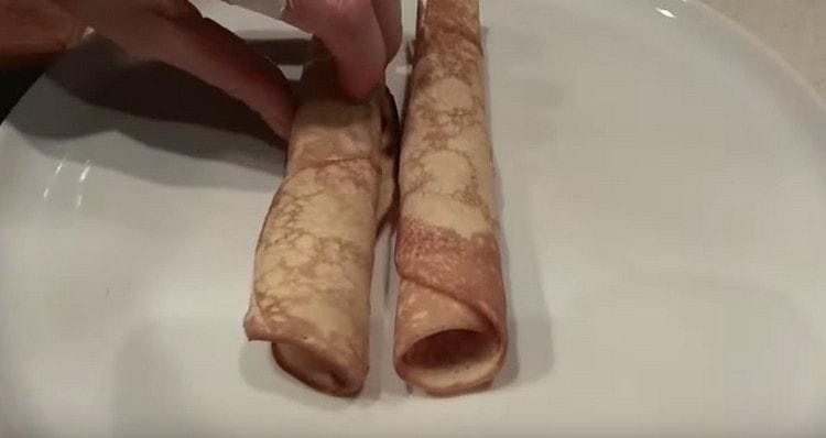 Ние усукваме горещата вафла в епруветка.