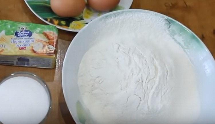 Пресейте брашното.