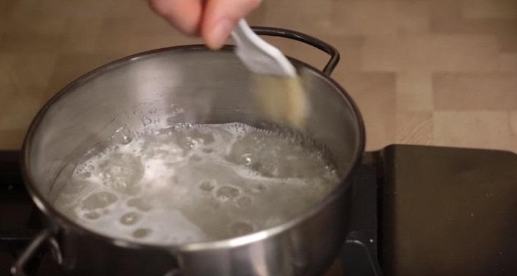 С помощта на четка, потопена във вода, извадете останалата захар от тигана.