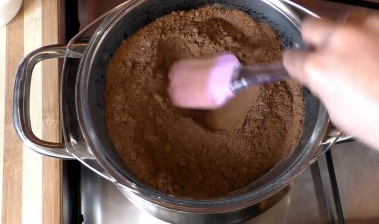 Смесете какаото със захарта старателно.