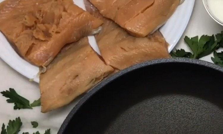 Нарежете филето от розова сьомга на няколко порционирани парчета.