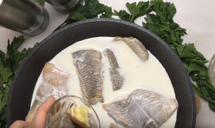 Добавете и парче масло.