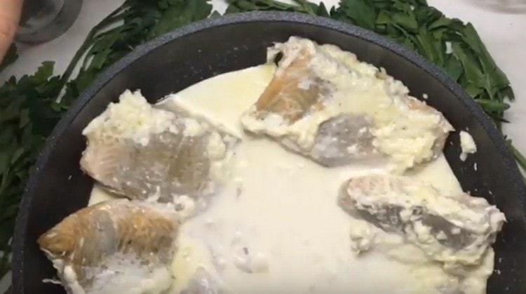 За да сгъстите соса, добавете брашното и разбъркайте.
