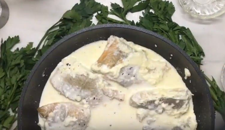 Добавете сол и черен пипер на вкус.