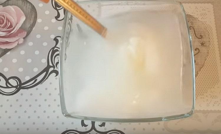 Разтворете заквасена сметана във вода.