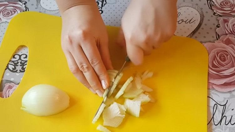 Нарязваме лука на четвърт кръгчета.