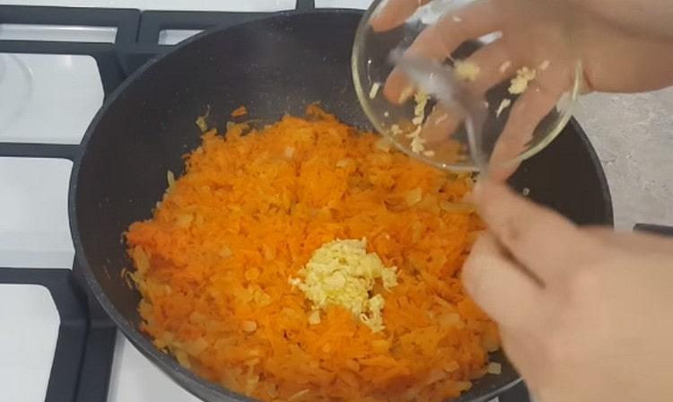 Добавете чесъна в края.