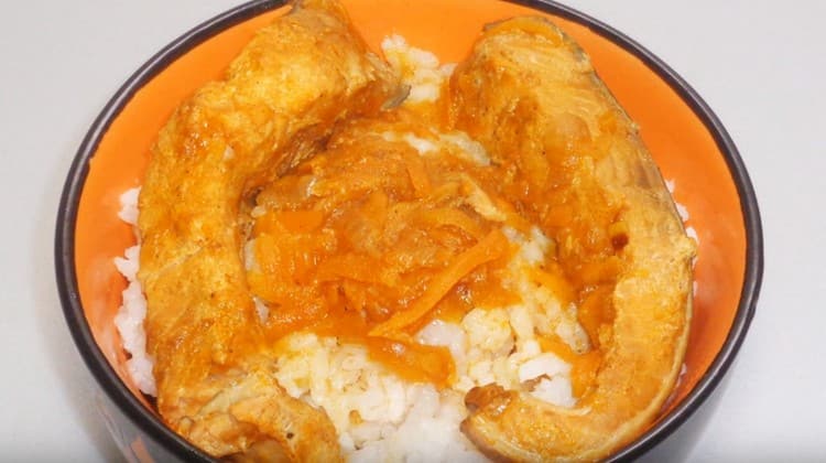 Розова сьомга, задушена с моркови и лук, върви добре с варен ориз.