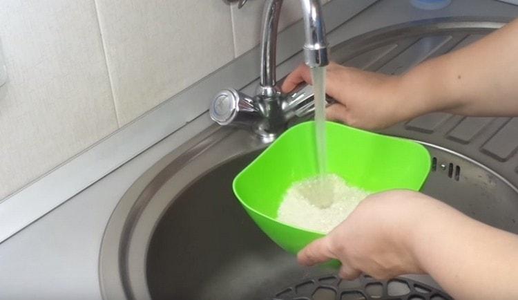 Изплакнете със студена вода.
