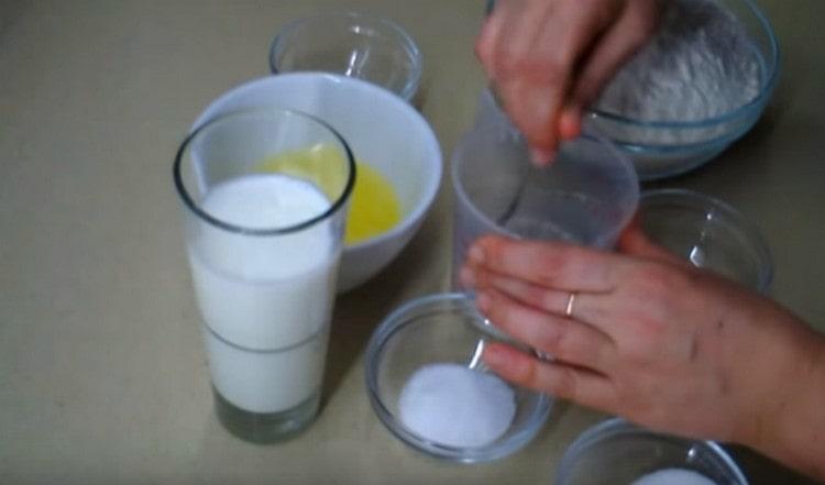Разтворете маята със захарта в млякото.