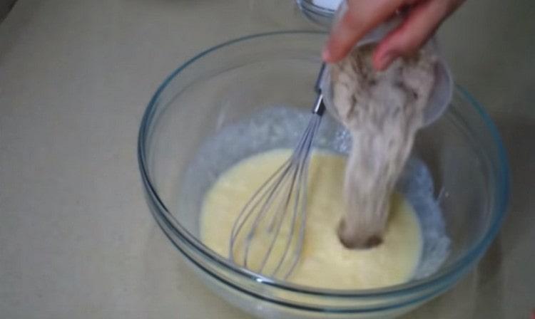 Въведете мая в кефирната маса.