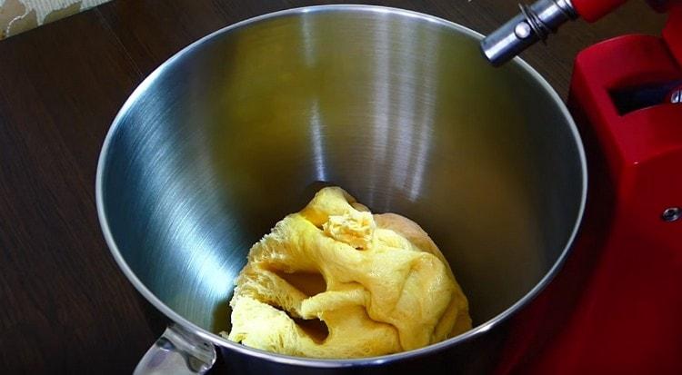 Разпределяме тестото в купата на миксера.