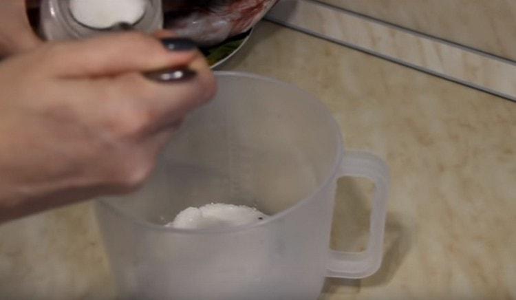 Изсипете сол, захар в дълбок съд, сложете дафинов лист, черен пипер.