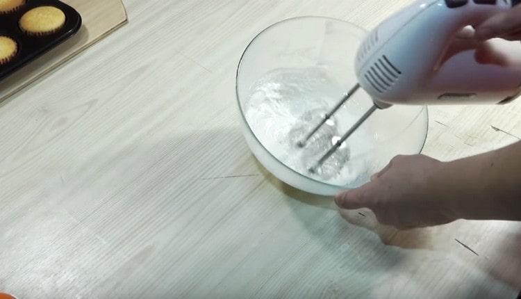 Разбийте кремообразната шоколадова маса с миксер.