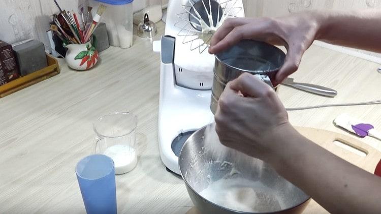 Пресейте брашното в маслената маса.